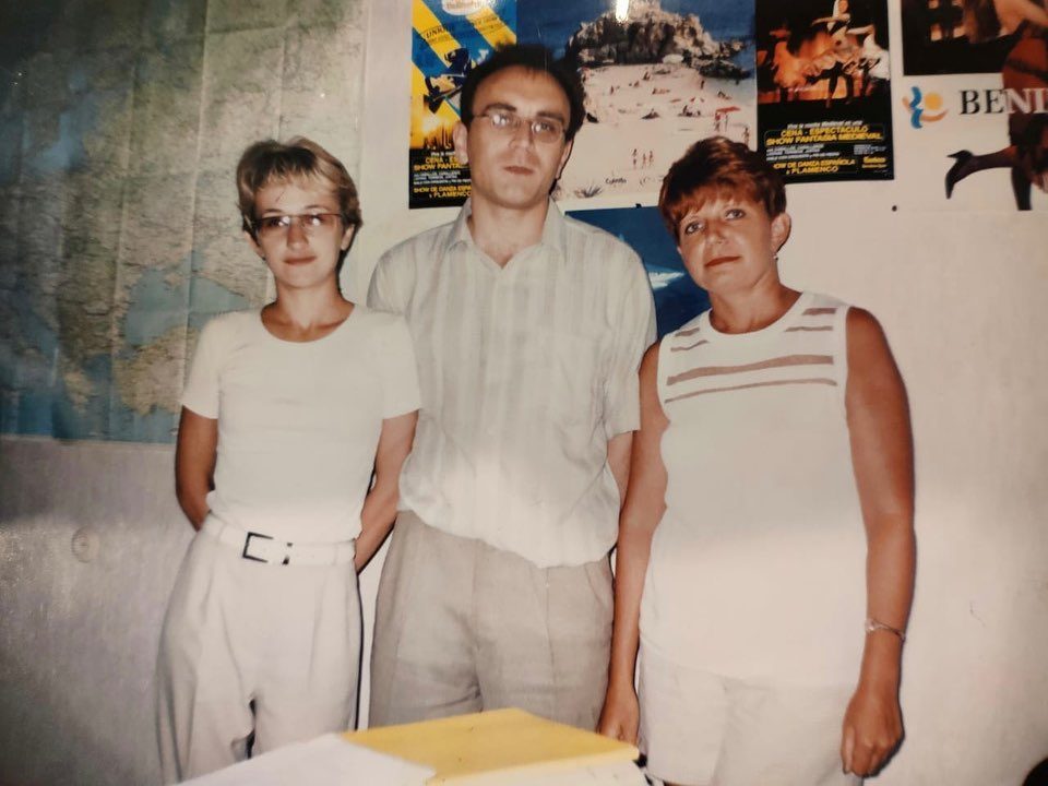 Первые годы: Ирина Евгеньева, Дмитрий и Дина Анпилоговы в офисе на фоне карты мира