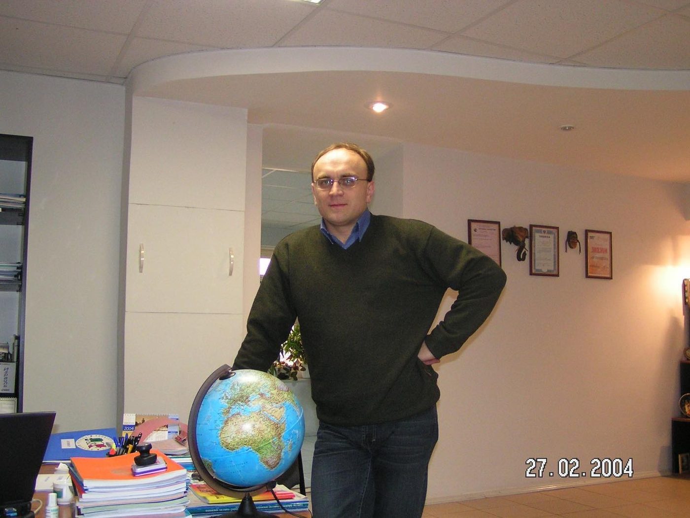 В офисе, 2004 год